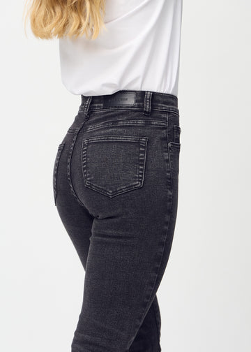 Slim-jeans til kvinner i mørkegrå, fargen Shadows. Nærbilde bakfra på en modell for å vise detaljene.