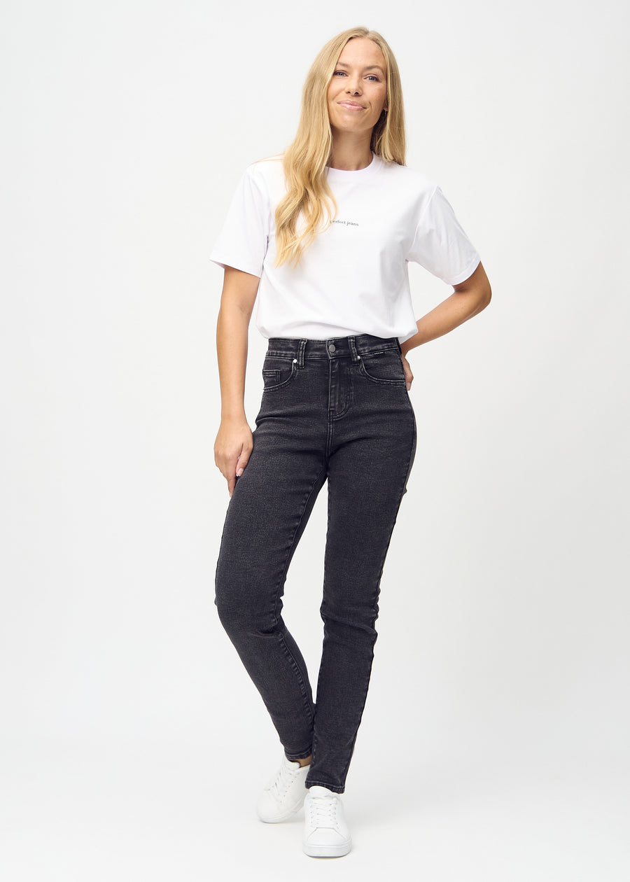 Slim-jeans til kvinner i mørkegrå, fargen Shadows. Helhetsbilde av en modell med jeansen på.