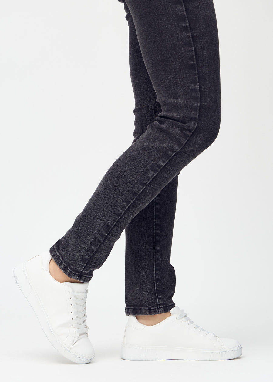 Slim-jeans til kvinner i mørkegrå, fargen Shadows. Nærbilde ved anklene på en modell, som viser passformen nederst på bena.