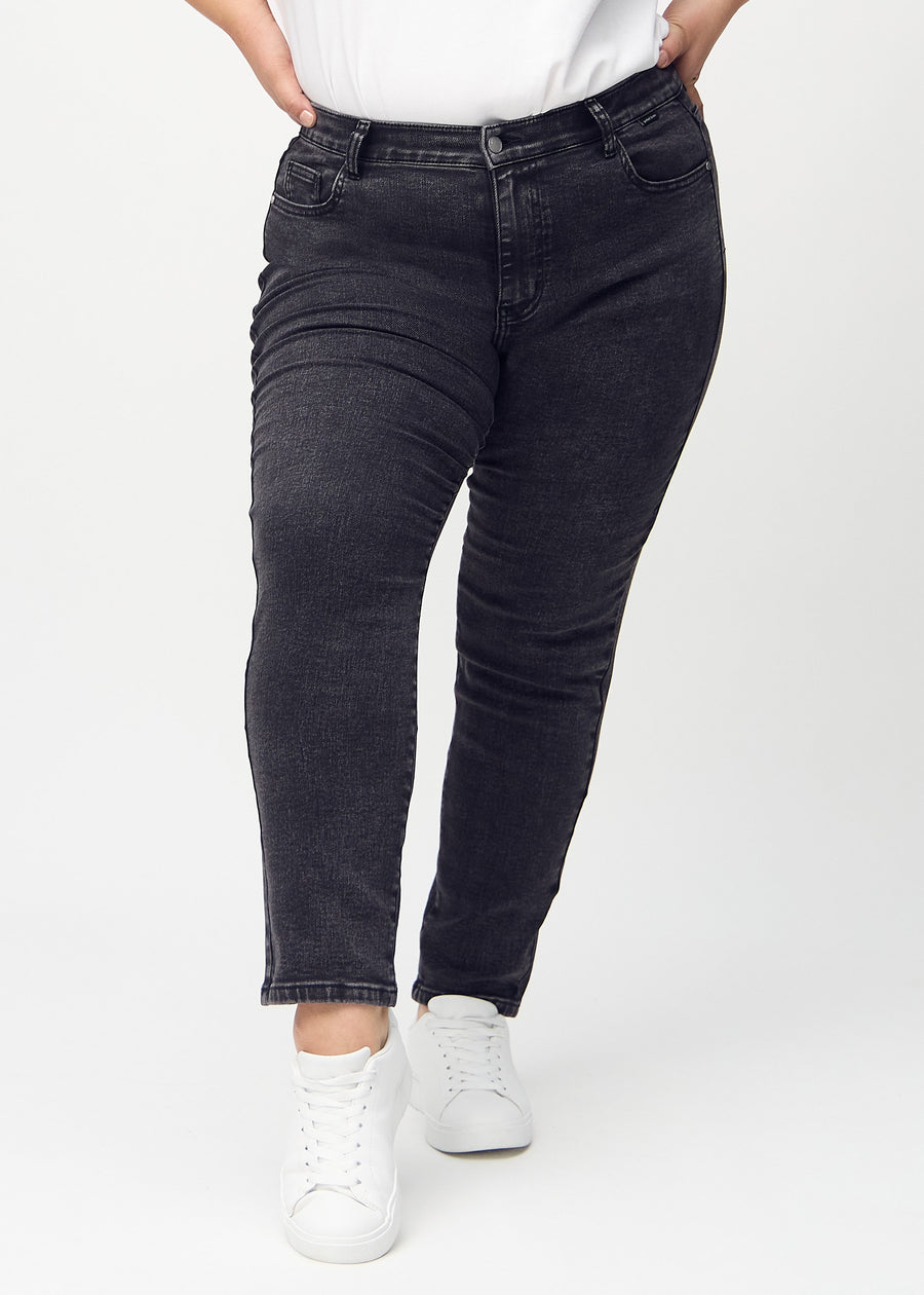 Slim-jeans til kvinner i mørkegrå, fargen Shadows. Sett forfra på en plus size-modell, med tettsittende ben og litt mer plass ved anklene.