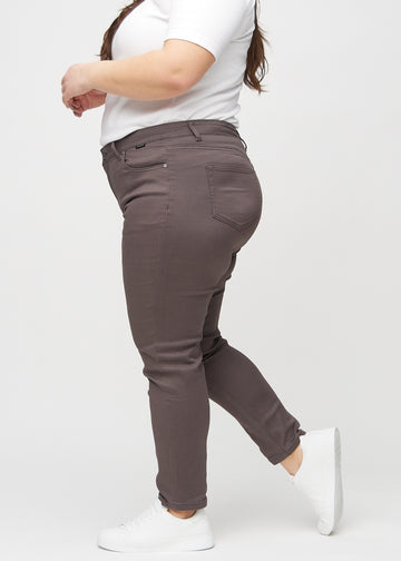 Slim-jeans til kvinner i gråbrun, fargen Thunders. Sett fra siden på en plus size-modell.