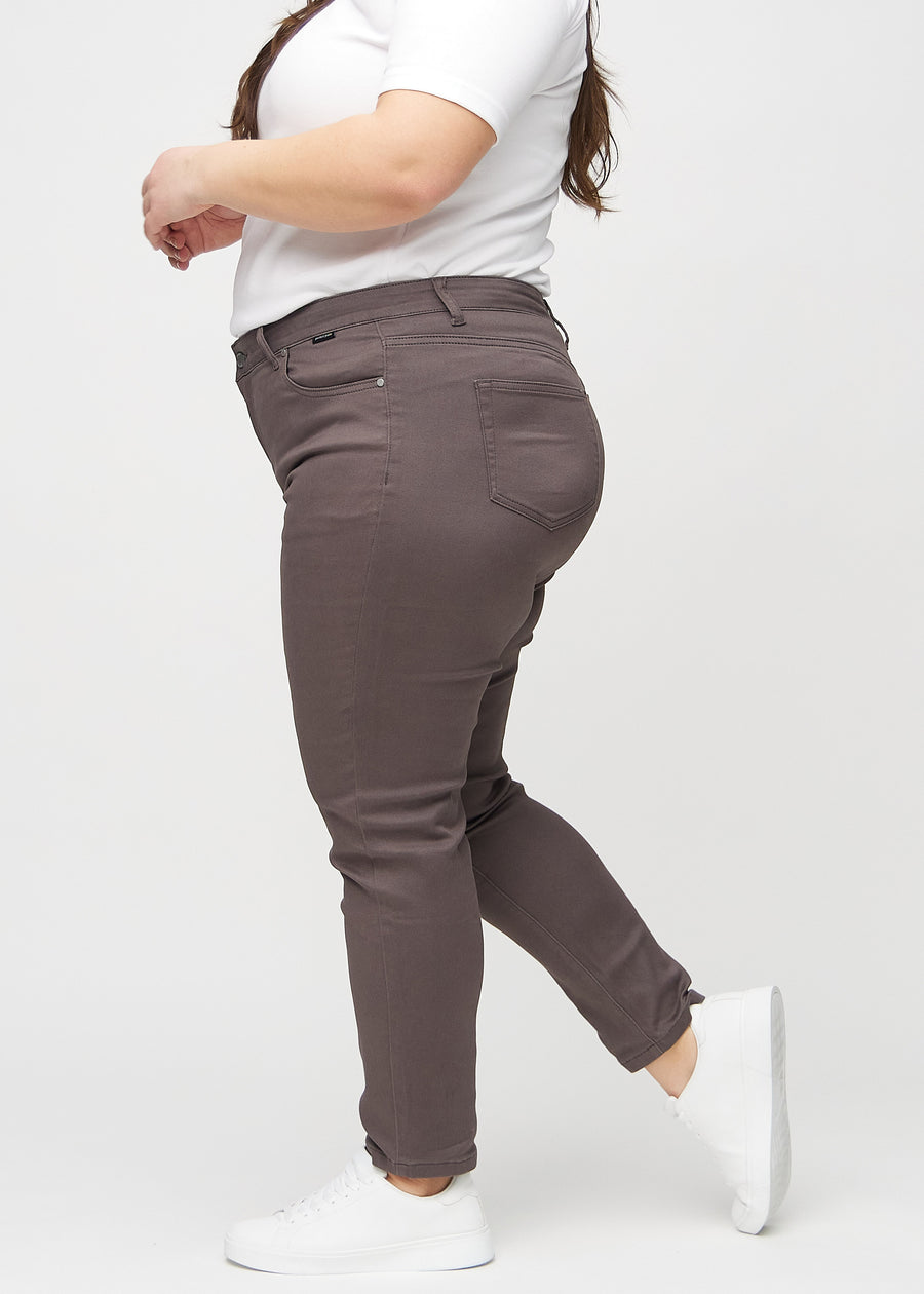 Slim-jeans til kvinner i gråbrun, fargen Thunders. Sett fra siden på en plus size-modell.