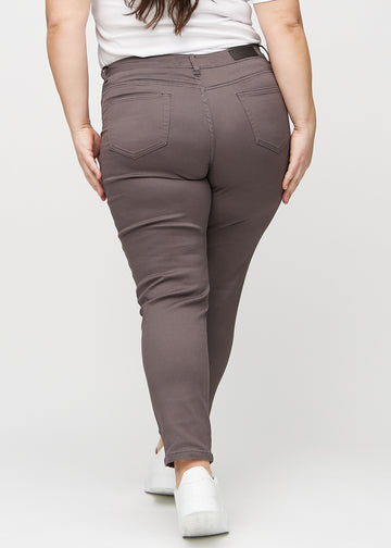 Slim-jeans til kvinner i gråbrun, fargen Thunders. Sett bakfra på en plus size-modell, slik at hele passformen vises.