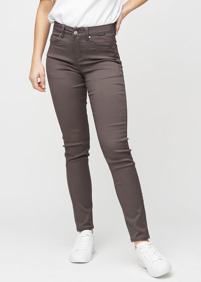 Slim-jeans til kvinner i gråbrun, fargen Thunders. Sett forfra på en modell, med tettsittende ben og litt mer plass ved anklene.