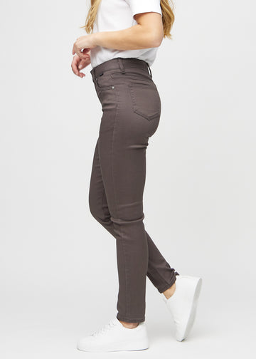 Slim-jeans til kvinner i gråbrun, fargen Thunders. Sett fra siden på en modell.