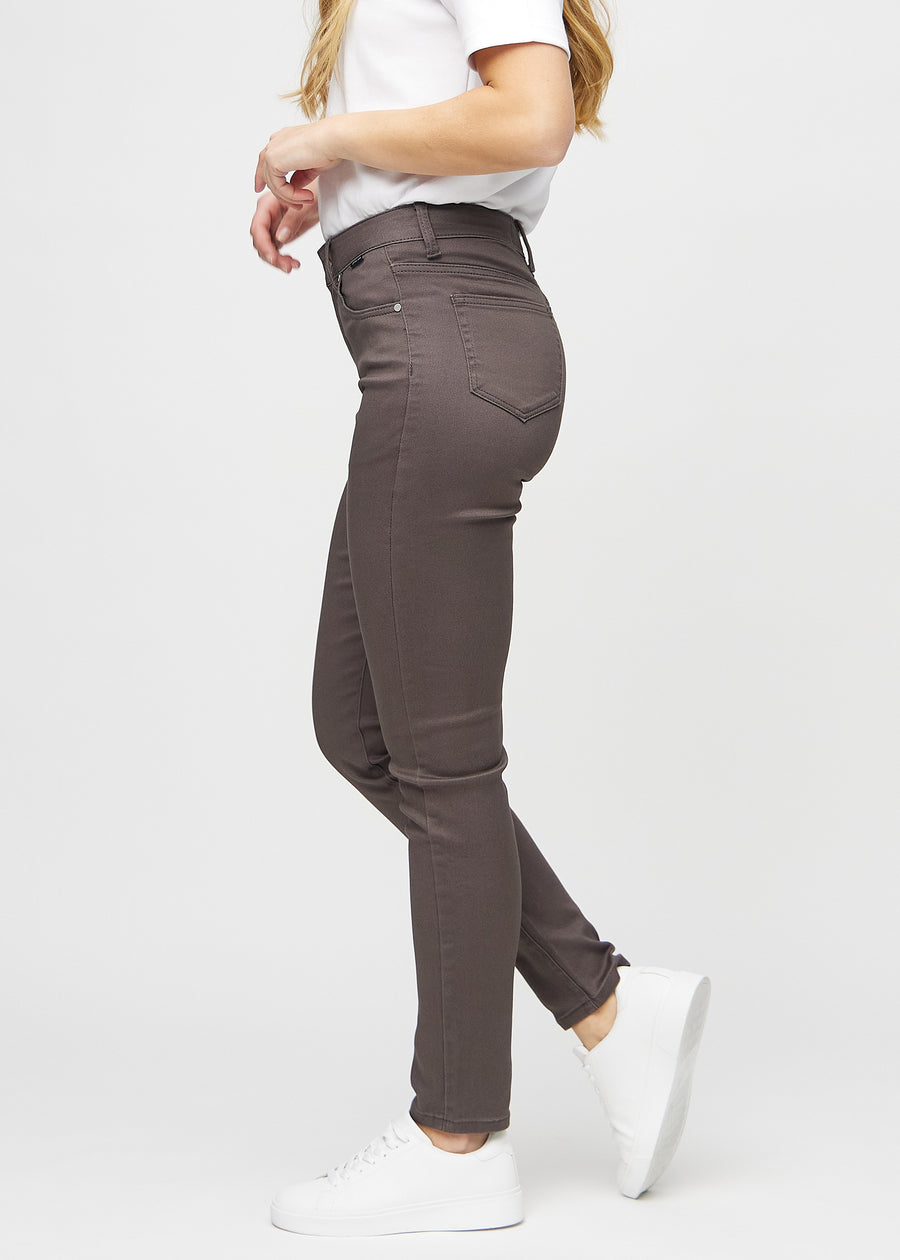 Slim-jeans til kvinner i gråbrun, fargen Thunders. Sett fra siden på en modell.