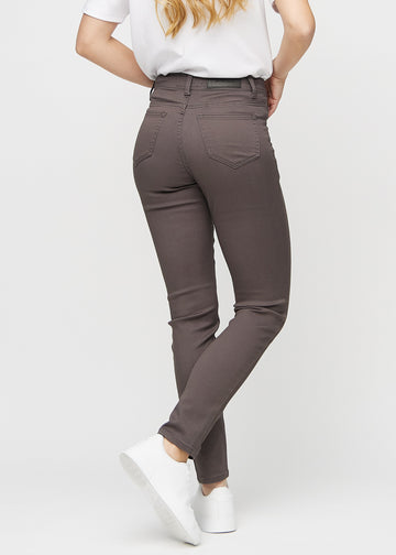 Slim-jeans til kvinner i gråbrun, fargen Thunders. Sett bakfra på en modell, slik at hele passformen vises.