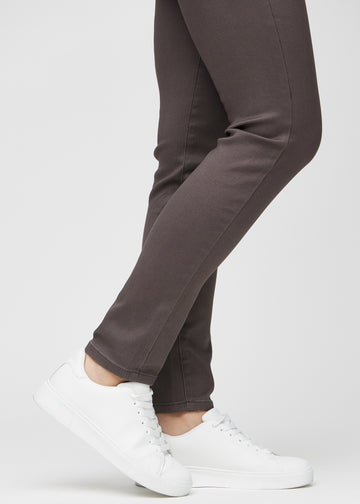 Slim-jeans til kvinner i gråbrun, fargen Thunders. Nærbilde ved anklene på en modell, som viser passformen nederst på bena.