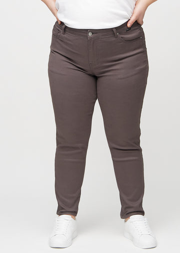 Slim-jeans til kvinner i gråbrun, fargen Thunders. Sett forfra på en plus size-modell, med tettsittende ben og litt mer plass ved anklene.