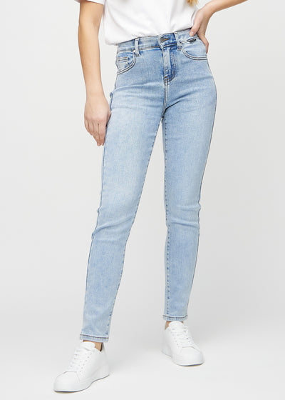 Slim-jeans til kvinner i lyseblå, fargen Waves. Sett forfra på en modell, med tettsittende ben og litt mer plass ved anklene.