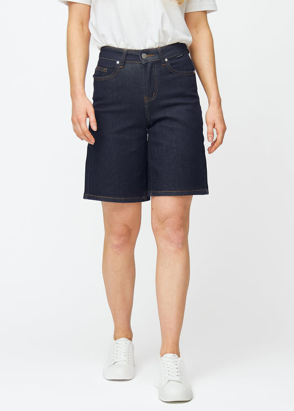 Dyp mørkeblå denimshorts til dame i fargen Midnights med loose passform som sitter ved hoften og faller løst over lårene, sett forfra.