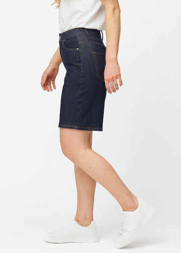 Dyp mørkeblå denimshorts til dame i fargen Midnights med loose passform sett fra siden på modell.