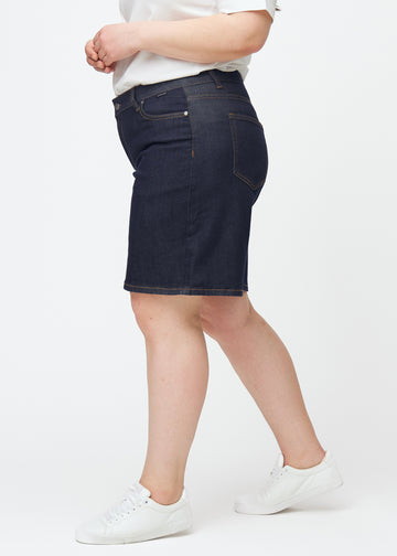 Dyp mørkeblå denimshorts til dame i fargen Midnights med loose passform sett fra siden på plus-size modell.