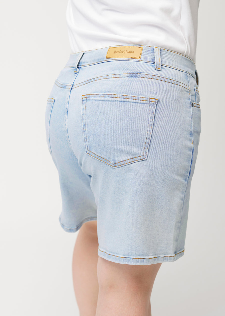 Lyseblå denimshorts til kvinder i farven Waves set bagfra tæt på på damemodel.
