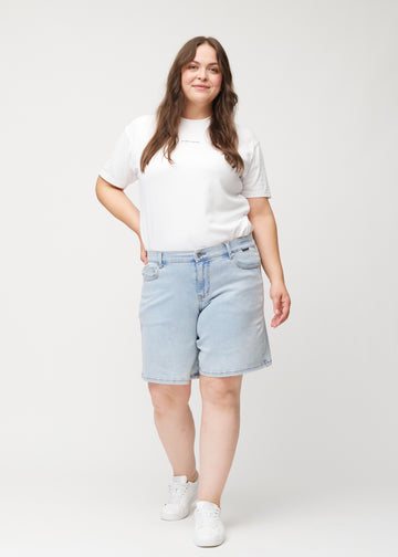 Fuldt billede af damemodel i lyseblå denimshorts til kvinder i farven Waves med middle waist og loose pasform.
