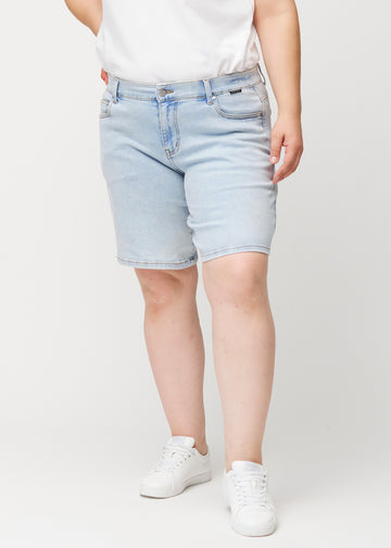 Lyseblå denimshorts til kvinder i farven Waves med middle waist og loose pasform set forfra på damemodel.