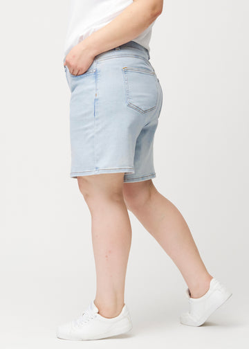 Lyseblå denimshorts til kvinder i farven Waves med middle waist og loose pasform set fra siden på damemodel.