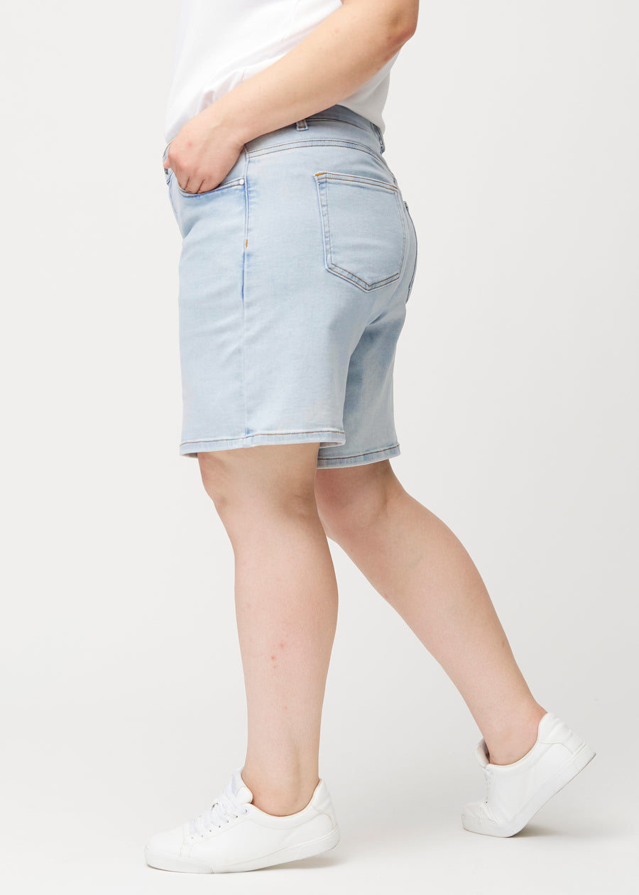 Lyseblå denimshorts til kvinder i farven Waves med middle waist og loose pasform set fra siden på damemodel.