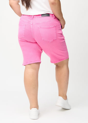 Lyserosa regular middle shorts sett bakfra på en plus-size-modell, slik at man kan se hele produktet.