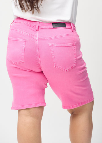 Lyserosa regular middle shorts sett bakfra på nært hold på en plus-size-modell for å vise detaljer.