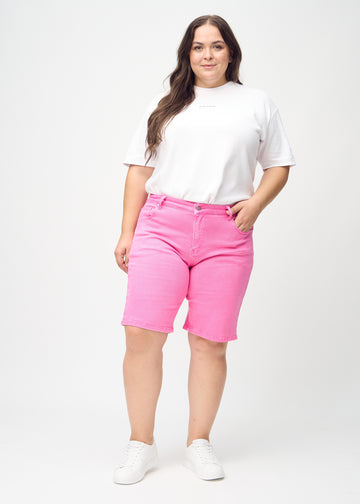 Fullt bilde av en plus-size-modell i lyserosa regular middle shorts.