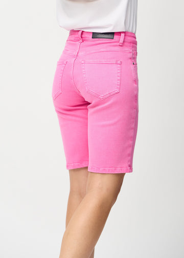 Lyserosa regular middle shorts sett bakfra på nært hold for å vise detaljer.