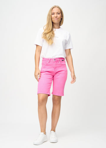 Fullt bilde av modell i lyserosa regular middle shorts.