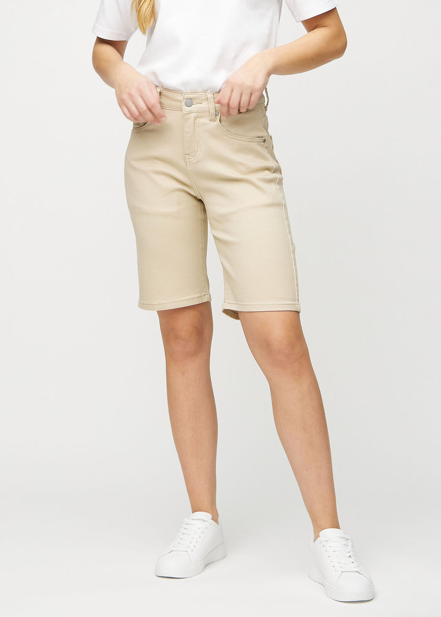 Beige regular middle shorts, modellnavn Gazelles, som går rett ned langs benet og slutter rett over kneet, sett forfra.