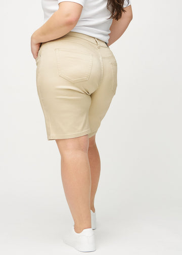 Beige regular middle shorts sett bakfra på en plus-size-modell, så man kan se hele produktet.