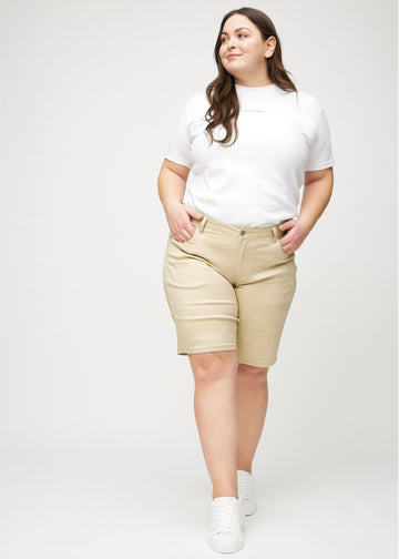 Fullt bilde av en plus-size-modell i beige regular middle shorts.