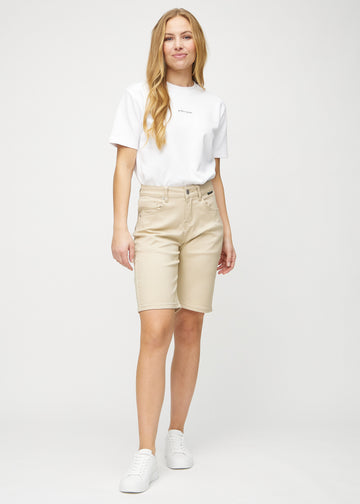 Fullt bilde av modell i beige regular middle shorts.