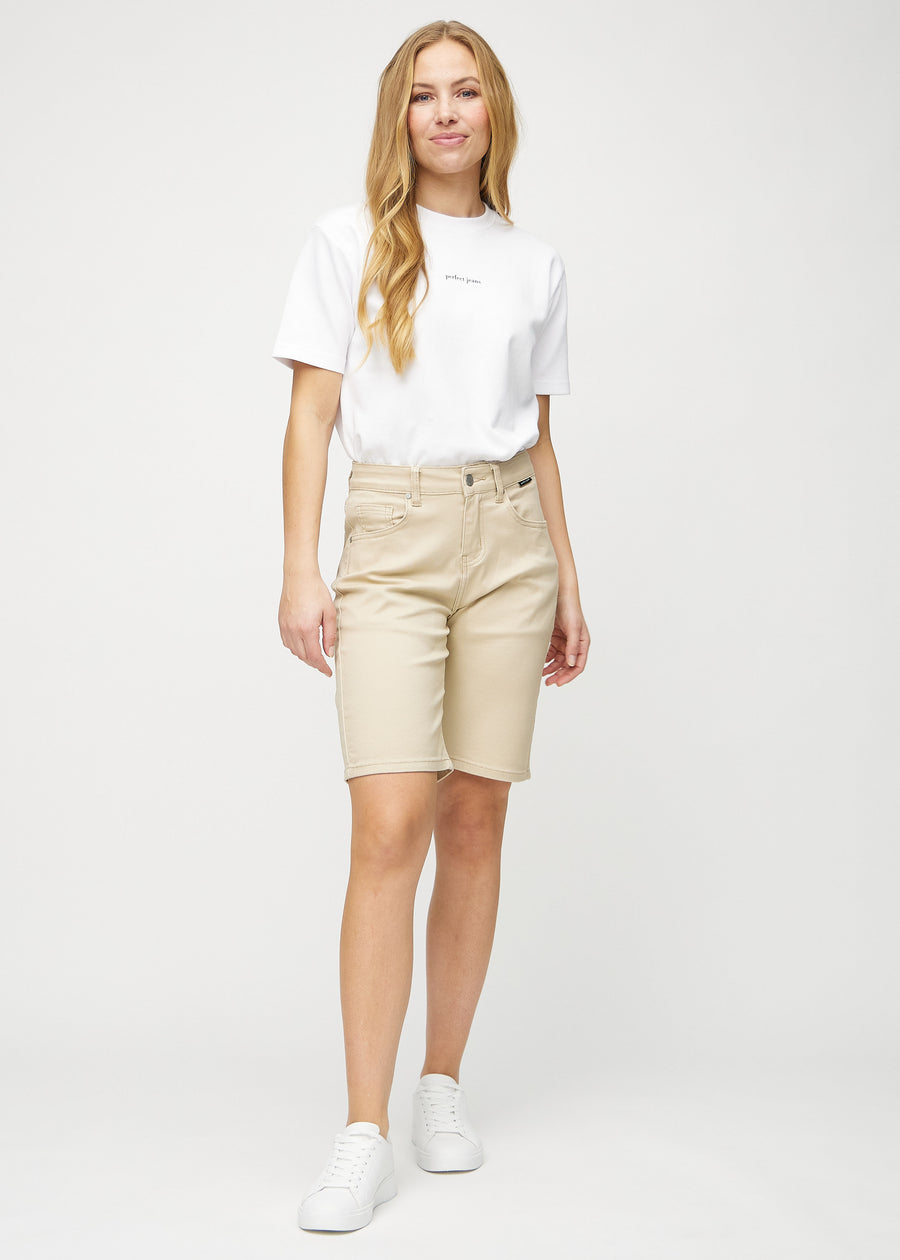 Fullt bilde av modell i beige regular middle shorts.