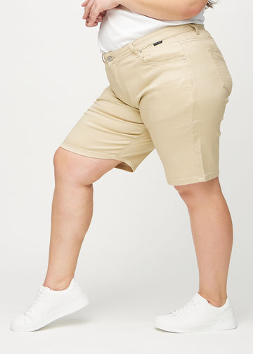 Beige regular middle shorts sett fra siden på en plus-size-modell.