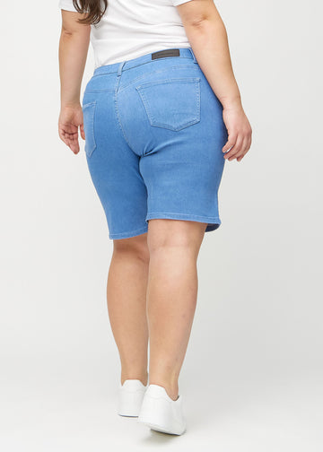 Blå regular middle shorts sett bakfra på en plus-size modell, så man kan se hele produktet.