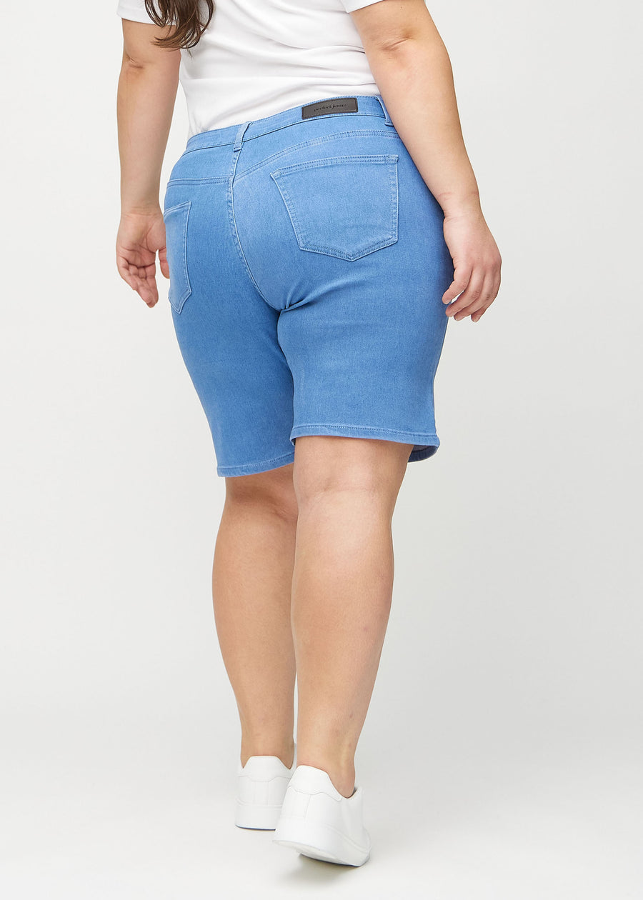 Blå regular middle shorts sett bakfra på en plus-size modell, så man kan se hele produktet.