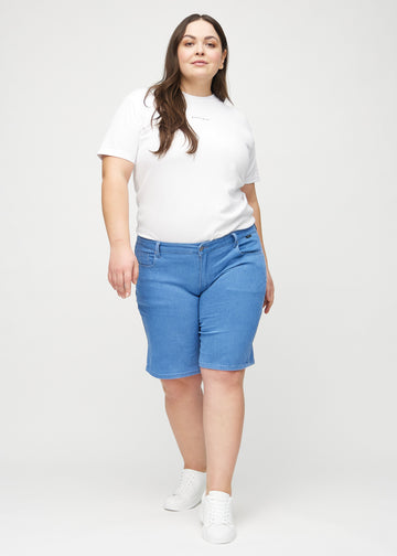 Fullt bilde av en plus-size modell i blå regular middle shorts.