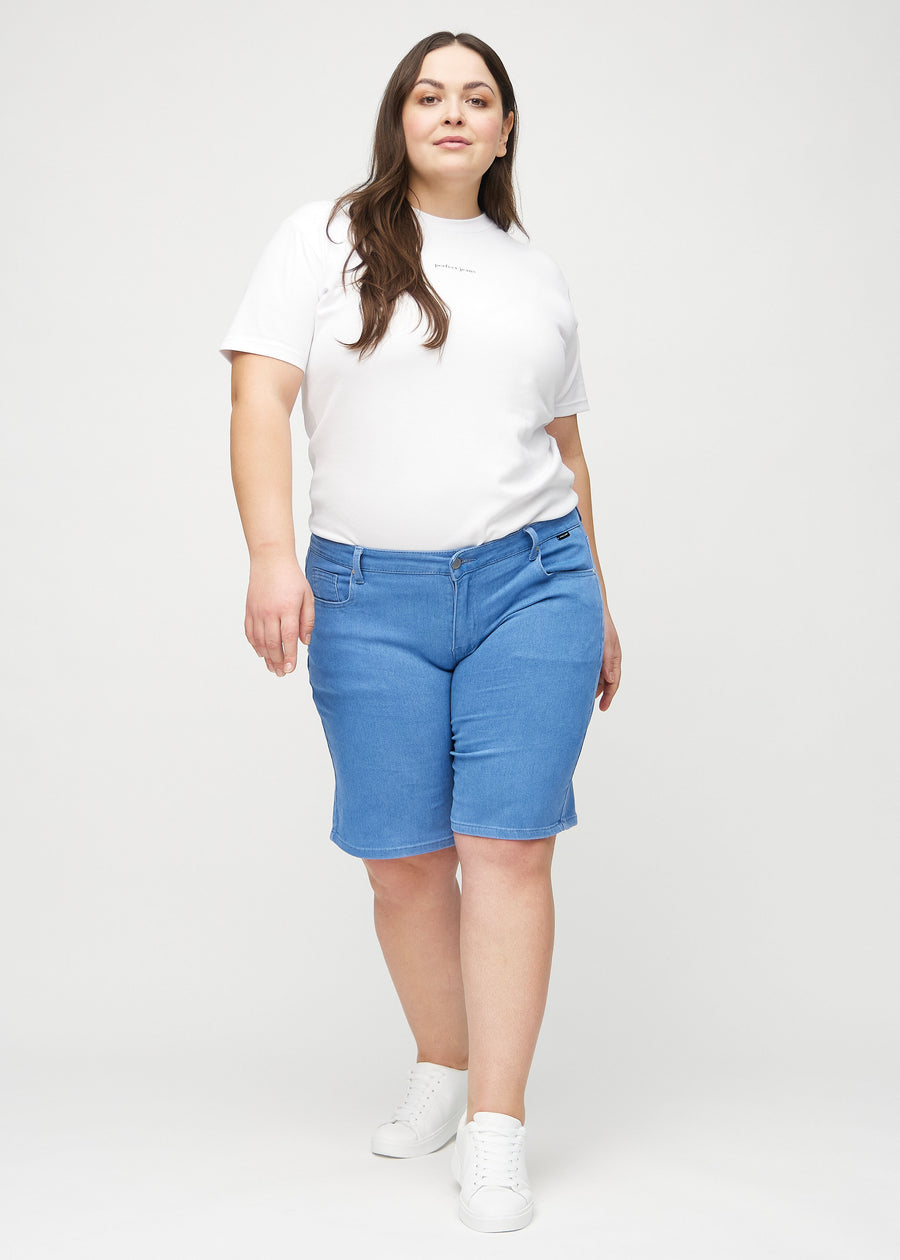 Fullt bilde av en plus-size modell i blå regular middle shorts.