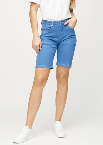 Blå regular middle shorts, modellnavn Geraniums, som går rett ned langs benet og slutter rett over kneet, sett forfra.