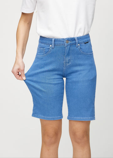 Modellen strekker shortsene ved låret for å vise stretch.