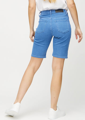 Blå regular middle shorts sett bakfra, så man kan se hele produktet.