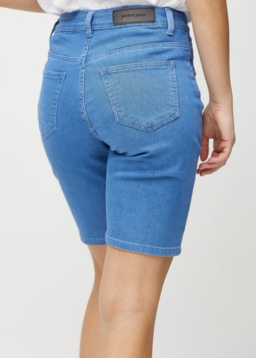 Blå regular middle shorts sett bakfra på nært hold for å vise detaljer.