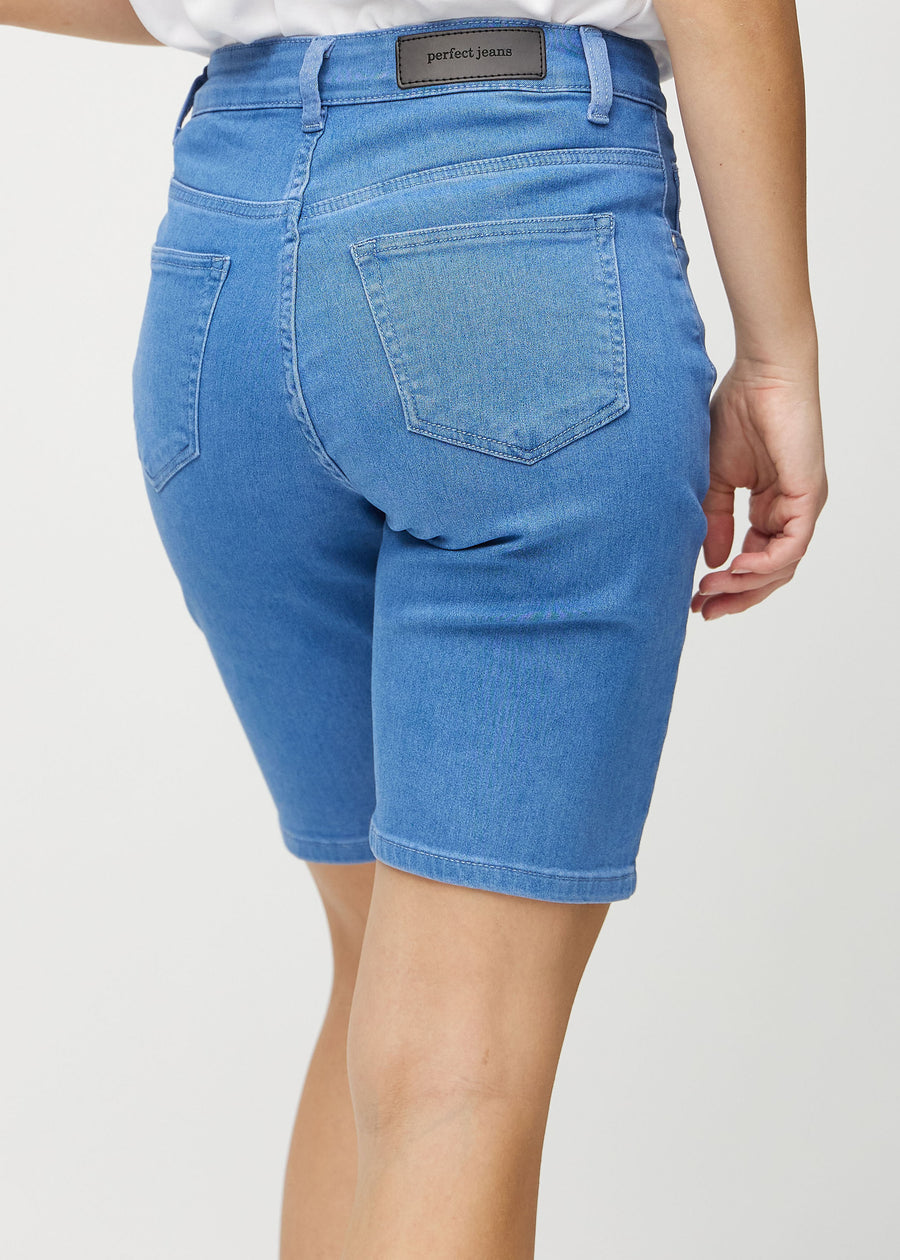 Blå regular middle shorts sett bakfra på nært hold for å vise detaljer.