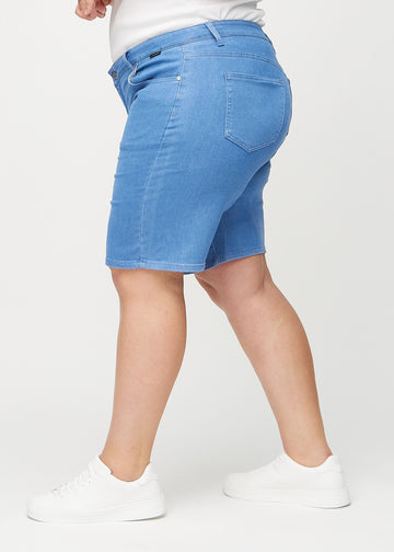 Blå regular middle shorts sett fra siden på en plus-size modell.
