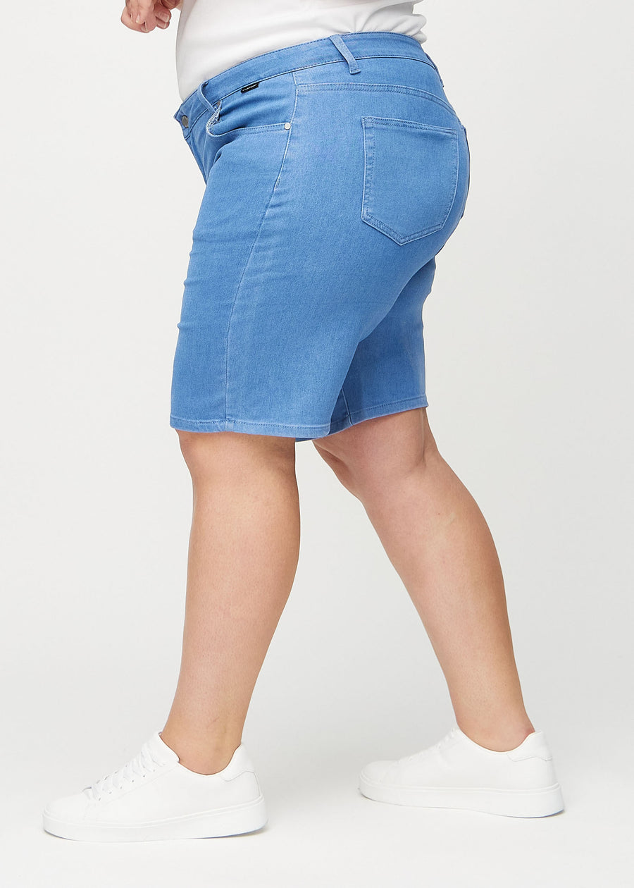 Blå regular middle shorts sett fra siden på en plus-size modell.