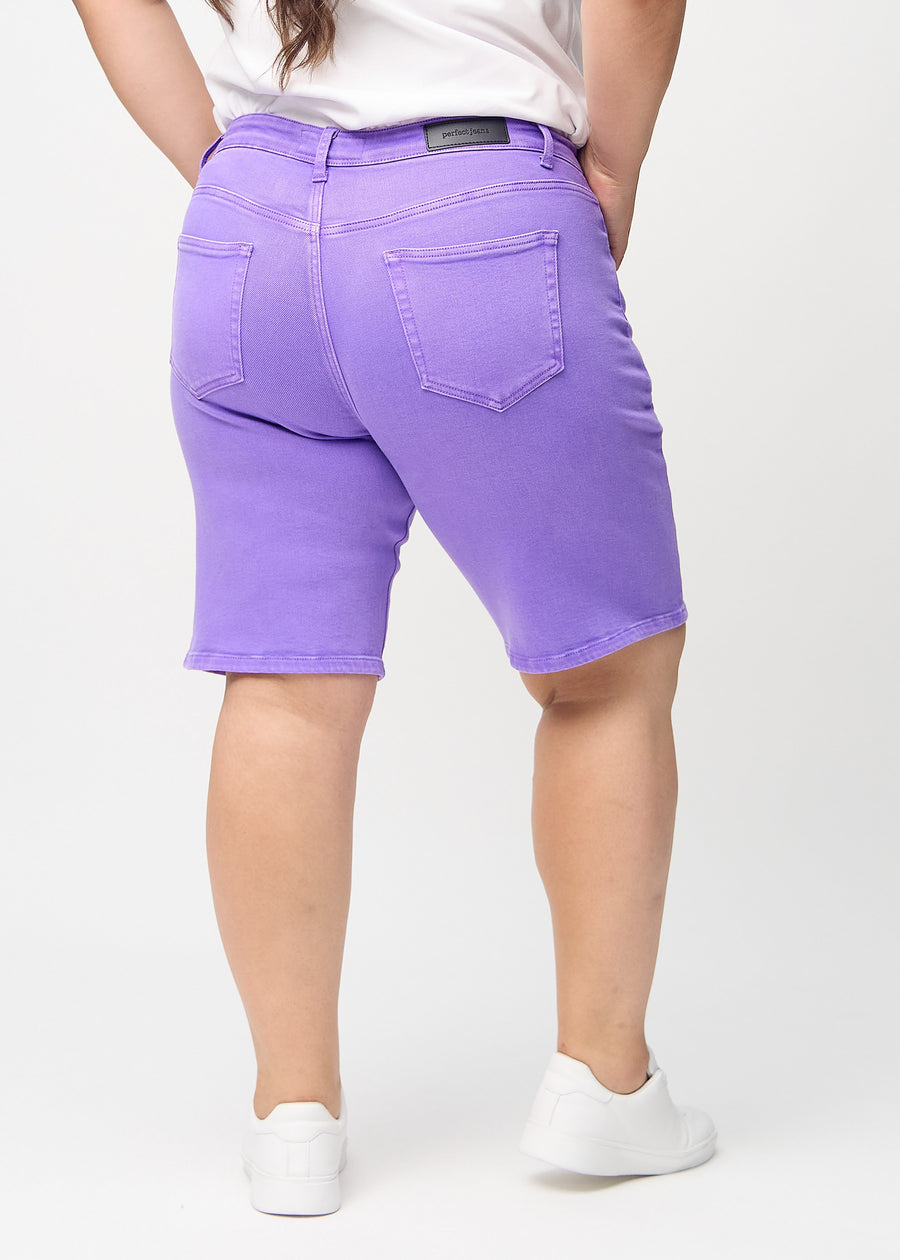 Lilla regular middle shorts sett bakfra på en plus-size-modell, slik at man kan se hele produktet.