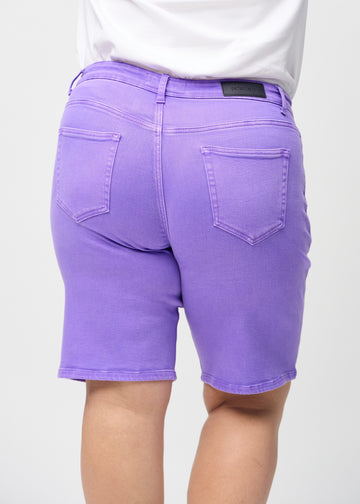 Lilla regular middle shorts sett bakfra på nært hold på en plus-size-modell for å vise detaljer.