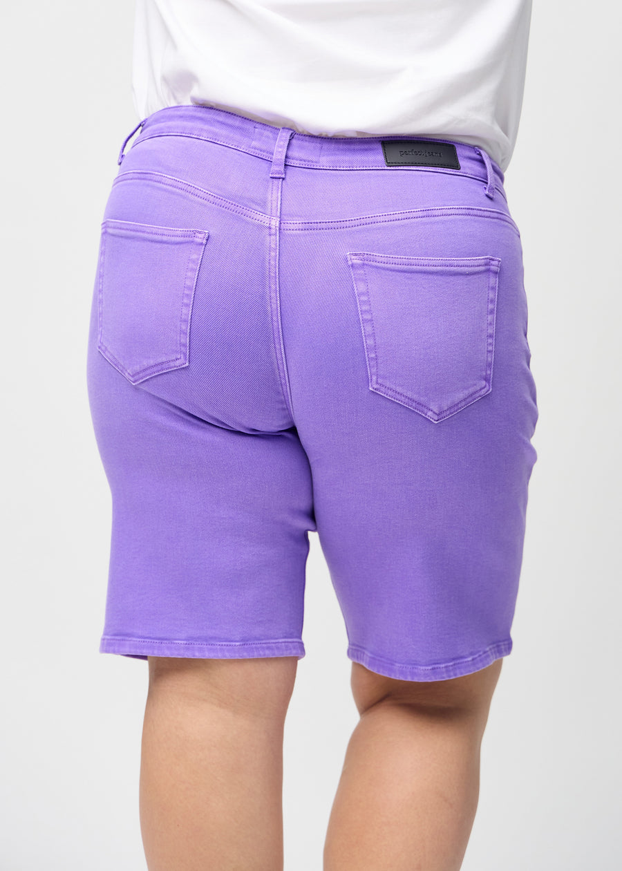 Lilla regular middle shorts sett bakfra på nært hold på en plus-size-modell for å vise detaljer.