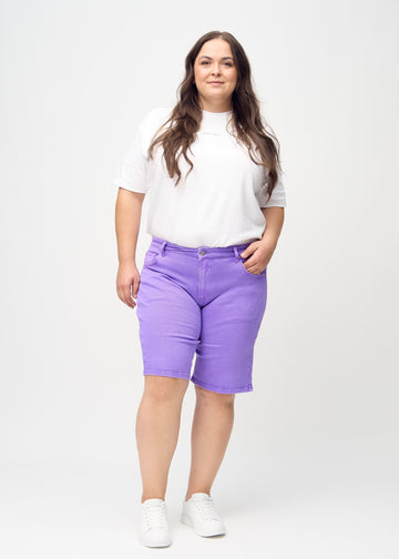 Fullt bilde av en plus-size-modell i lilla regular middle shorts.