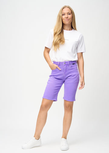 Fullt bilde av modell i lilla regular middle shorts.
