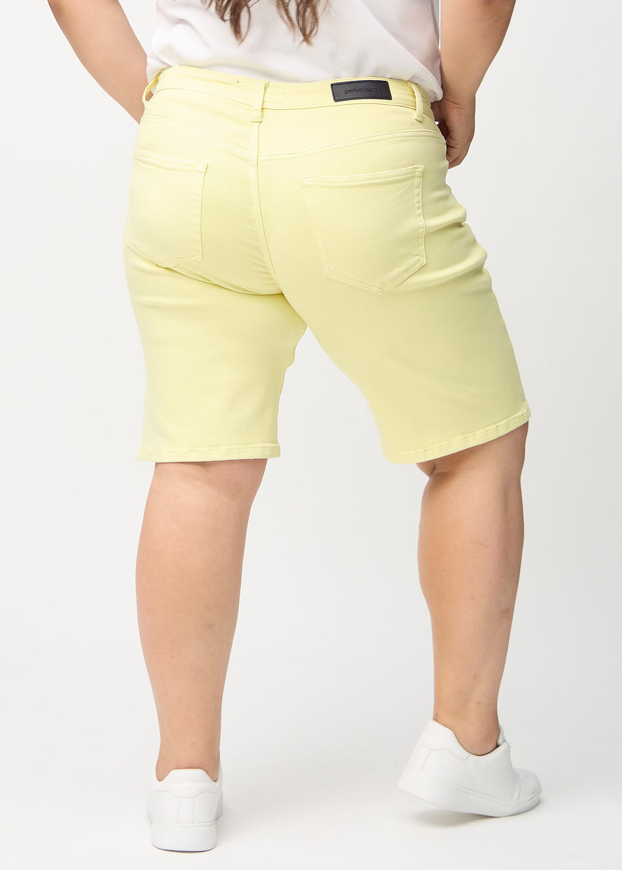 Lysegule regular middle shorts sett bakfra på en plus-size-modell, slik at man kan se hele produktet.